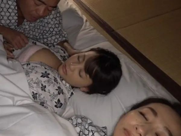 bu cu sex Bố dượng gạ tình con gái riêng của vợ