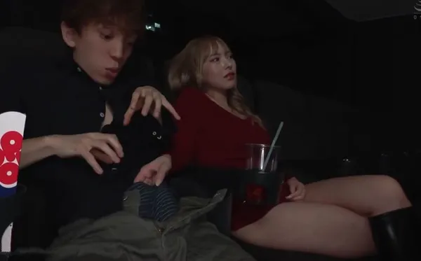 hinh sex vn đi xem phim một mình, thanh niên bị chị gái thánh dâm kế bên sờ trym