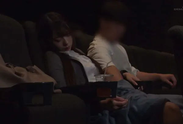 anime sex không che Thanh niên tranh thủ móc cô bé em ghệ văn phòng ngủ gục ở rạp phim